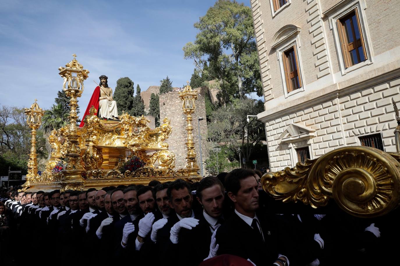 Holy Monday processions in the heart of Malaga, in pictures