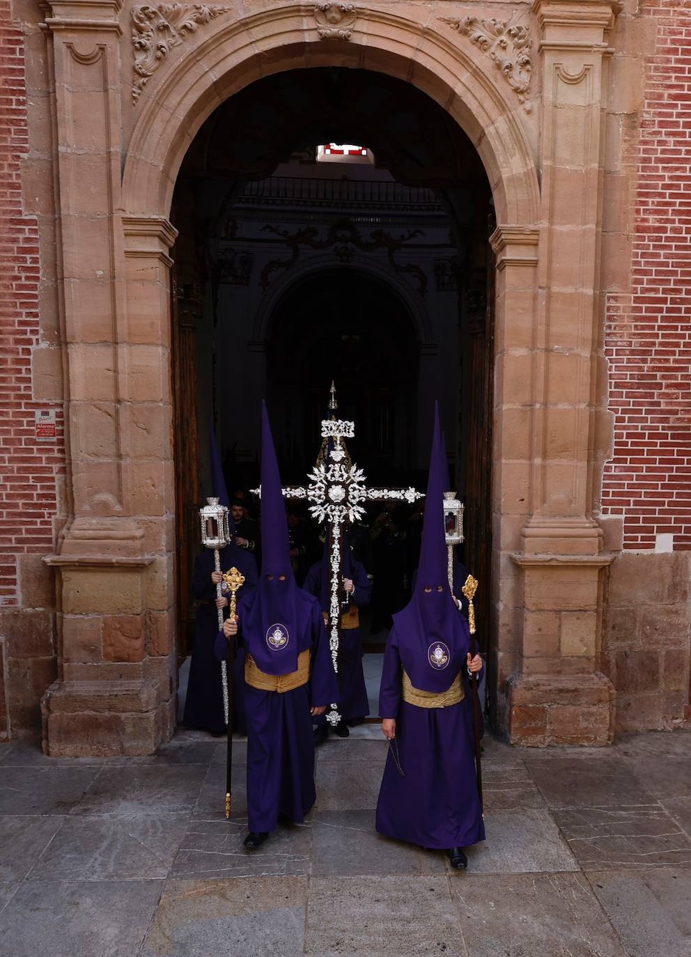 Holy Monday processions in the heart of Malaga, in pictures
