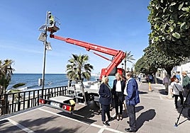 Mayor of Marbella Ángeles Muñoz visited the works on La Venus beach.