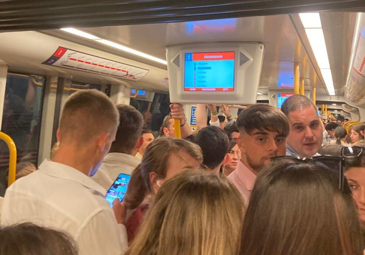 A SUR reader sent in a photo of a packed carriage on the Malaga metro on Holy Monday.