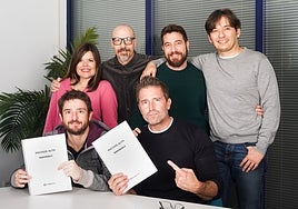 'Alpha males' directors Laura and Alberto Caballero (r), at the script reading of the second season with actors Fernando Gil, Raúl Tejón, Gorka Otxoa and Fele Martínez.