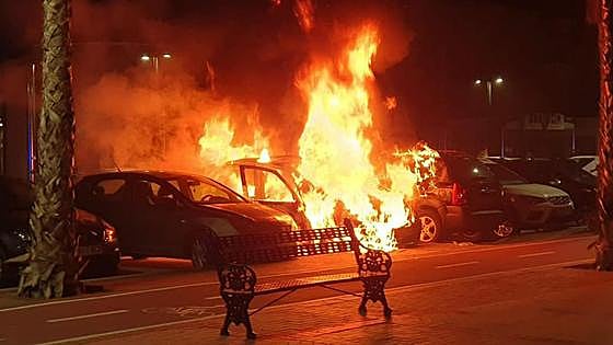 Car spectacularly goes up in flames on Fuengirola seafront