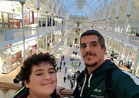 Imagen secundaria 1 - Fernando Jr in Edinburgh, father and son, in a Scottish café.