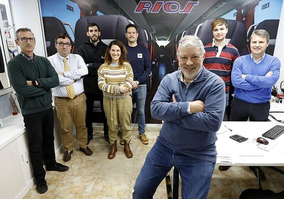 Julio García Llama (front) with the Ríos Travel team.