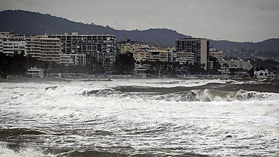 Aemet activates yellow warnings for strong winds and high waves in Andalucía today