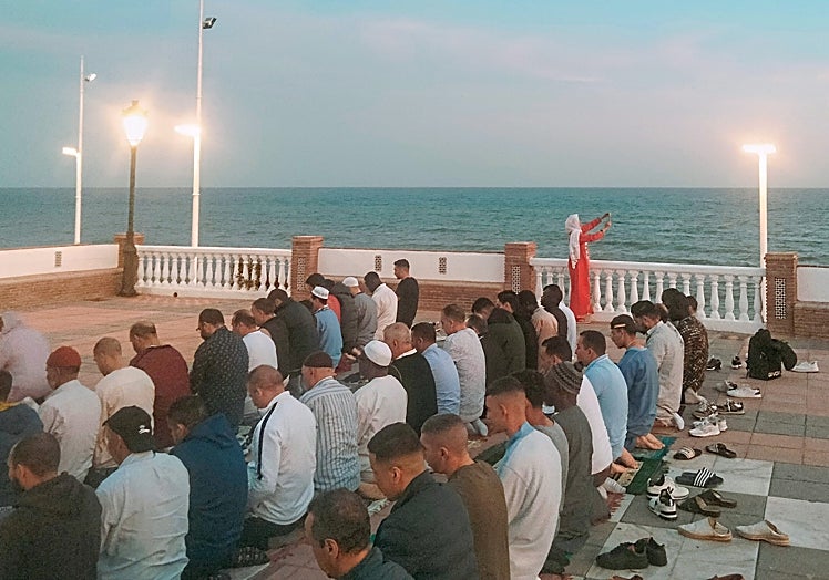 Imagen principal - During the prayers, curious foreigners, and a display.