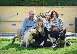 The family pose for SUR in the garden of their house in Cerralba (Pizarra).