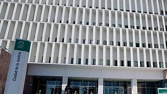 Malaga court orders worker to return the severance payment she received twice