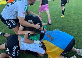 The players celebrate their promotion on the field at El Maulí.