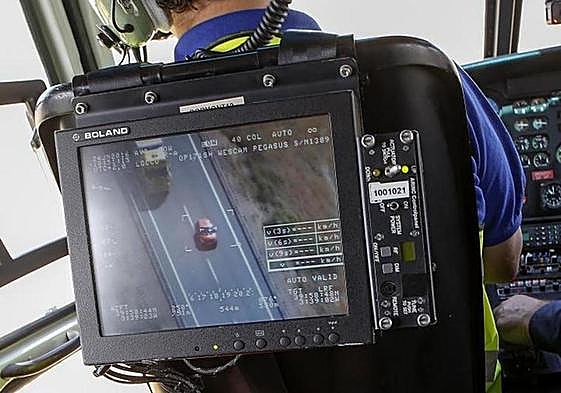 A radar device on the one of the DGT's Pegasus helicopters monitors the speed of a vehicle.