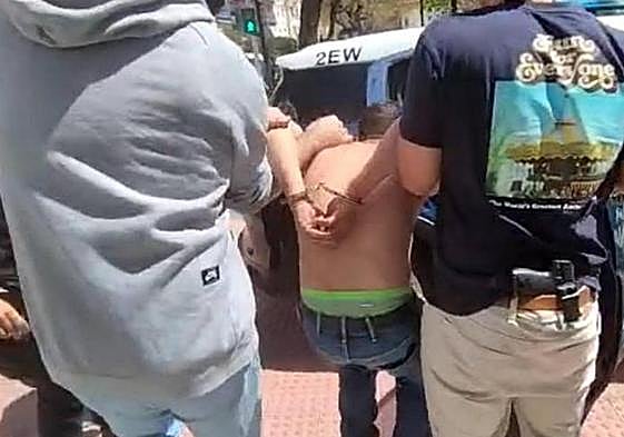 The moment the man was arrested by National Police.