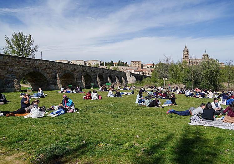 Imagen principal - Modern day and past celebrations; Philip II.