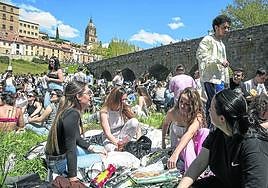 Students by the river on Lunes de Aguas last year in Salamanca.