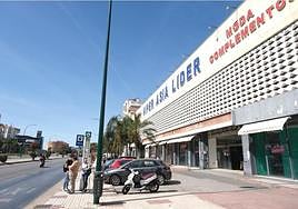 Hiper Asia Líder is about to close on Avenida de Velázquez in the city.