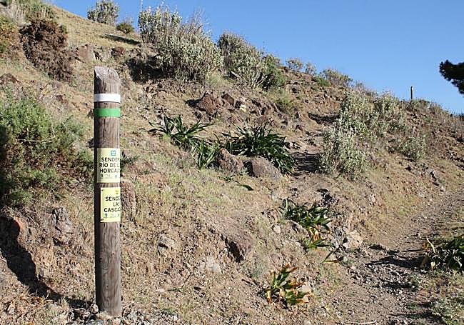 In the first few metres this path coincides with the Cascadas path.