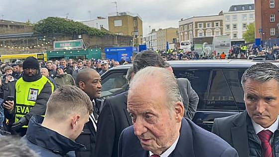 Juan Carlos visits Britain on his way back to Spain