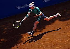 Alejandro Davidovich hits a forehand on the run at the Barcelona Open.