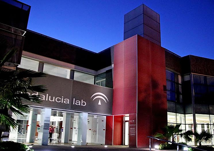 Imagen principal - From top, left to right: Andalucía Lab, drinks and tapas provided by the Delicias Gourmet Group and Alicia Garrido with the Solheim Cup golf trophy.