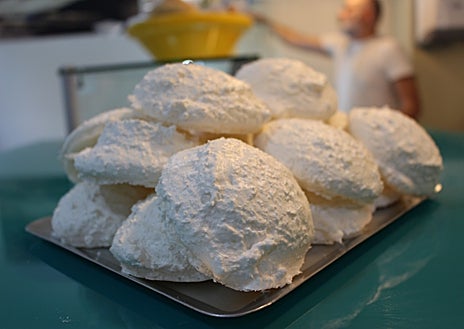 Imagen secundaria 1 - Baker-engineer Rafael Cuesta, Andalusian meringue and 'Fried Milk' for The Feria de Abril.