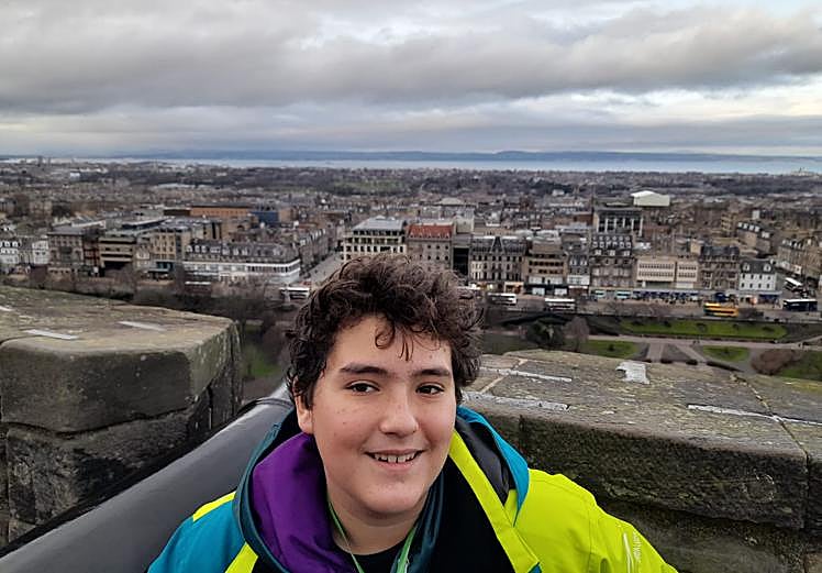 Imagen principal - Fernando Jr in Edinburgh, father and son, in a Scottish café.