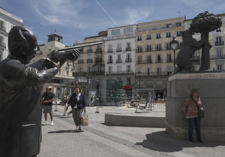 Controversial statue of Spain&#039;s self-exiled former king Juan Carlos appears in iconic Madrid square
