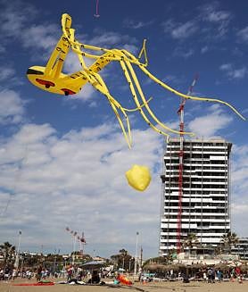 Imagen secundaria 2 - International Kite Fest takes to the skies above Malaga, in pictures