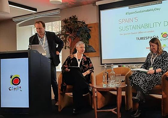 Turespaña's Natalia Bóveda, on the left, presents the Costa del Sol's pioneering strategy in London.