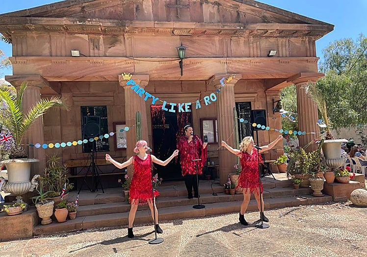 Imagen principal - Mama Cath and the Soul Sisters, Father Louis dances with the Soul Sisters, Kathryn Dyche-Nichols in her Union Jack dress with Father Louis Darrant and Vice Consul Miriam Pérez Martín