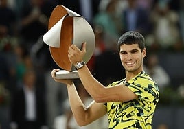 Alcaraz lifts the Madrid Open trophy.