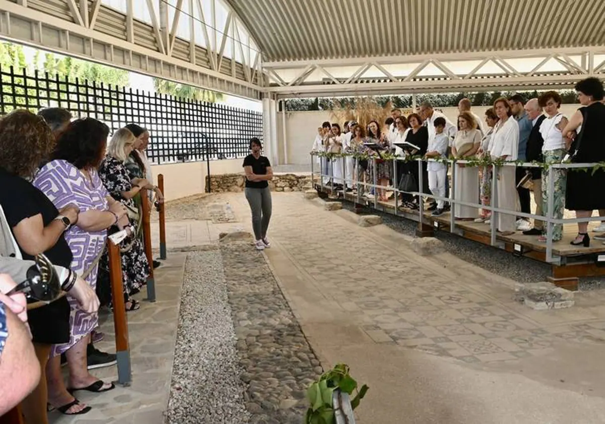 More than 100 people attended the visit to Villa Romana de Río Verde in Marbella.