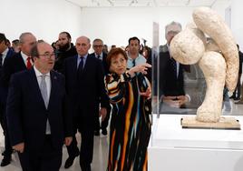 Minister Miguel Iceta with Carmen Giménez at the opening of 'Picasso the sculptor'