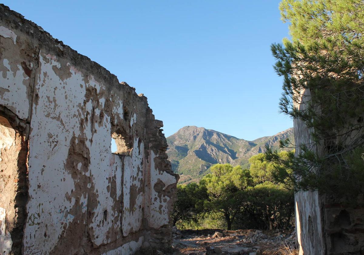 The old hermitage overlooks the Alcaparaín mountain range.