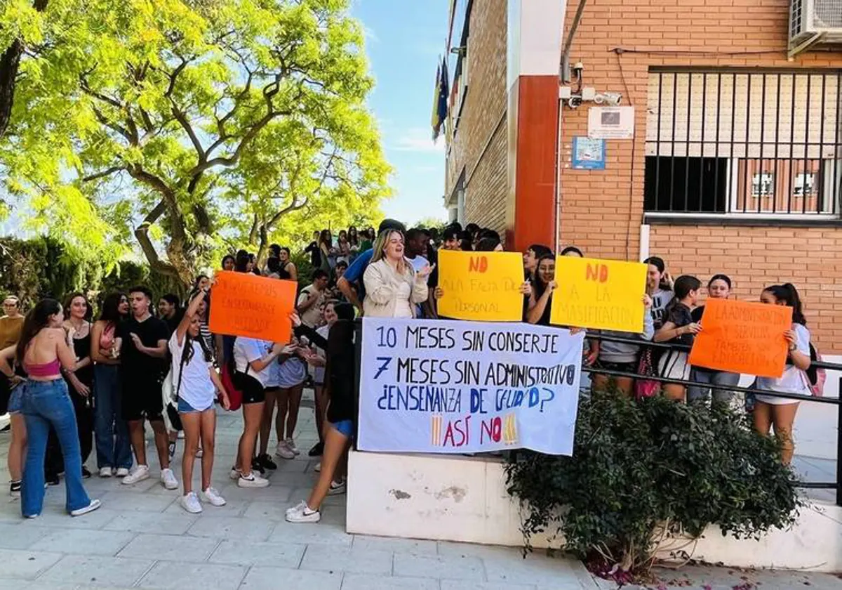 Three hundred parents and pupils demand more staff for Marbella secondary school
