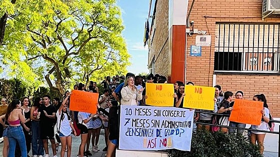 Three hundred parents and pupils demand more staff for Marbella secondary school