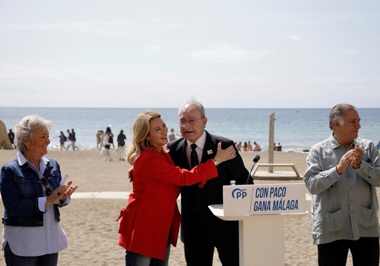 Francisco de la Torre with Teresa Porras and Manuel Villafaina at La Malagueta beach.