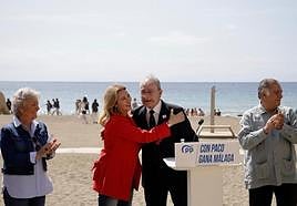 Francisco de la Torre with Teresa Porras and Manuel Villafaina at La Malagueta beach.
