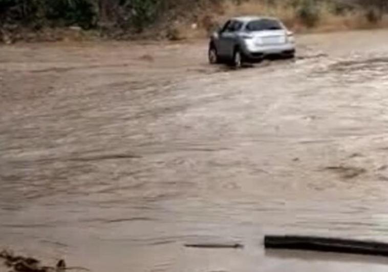 Watch as downpour and rapidly-rising river level traps two parked cars in the Axarquía
