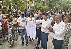 President of the Junta de Andalucía Juanma Moreno was in Torre del Mar as part of the Partido Popular's electoral campaign.