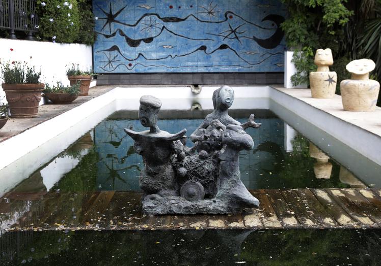 Imagen principal - Xavier Vilató’s sculptures camouflaged in city’s La Concepción botanical gardens