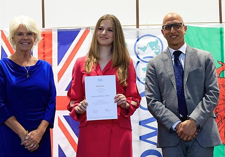 Imagen principal - Spain's King Felipe and Queen Letizia fly to Wales for Princess Leonor's graduation