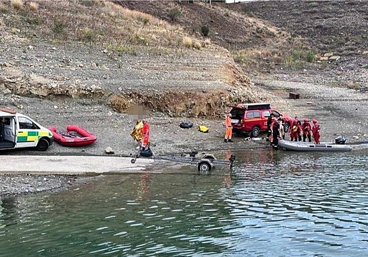 Specialists from Malaga fire brigade rescue the victims.