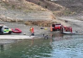 Specialists from Malaga fire brigade rescue the victims.