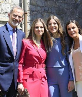 Imagen secundaria 2 - Spain&#039;s King Felipe and Queen Letizia fly to Wales for Princess Leonor&#039;s graduation