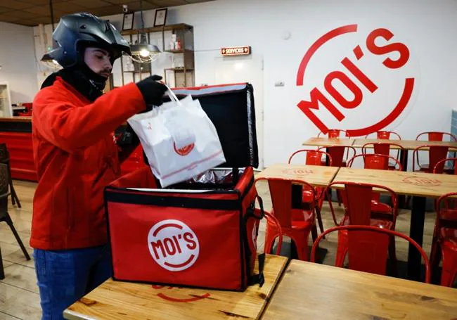 The burger restaurant Mois's recieves enough orders to have its own delivery drivers