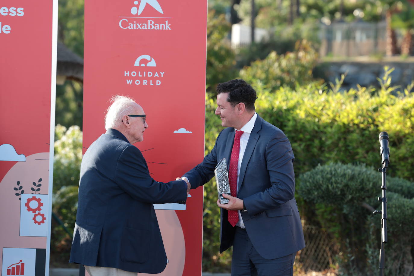 SUR in English celebrates international business