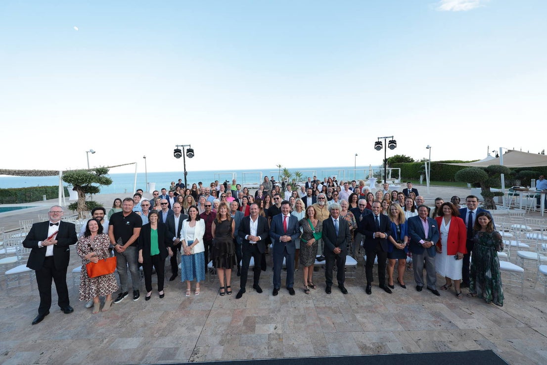 SUR in English celebrates international business