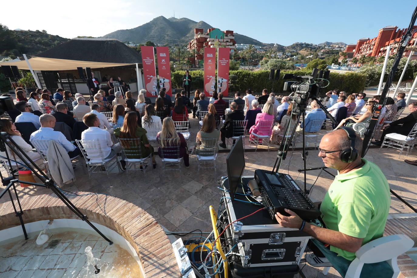 SUR in English celebrates international business