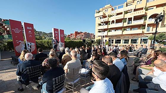 SUR in English celebrates international business