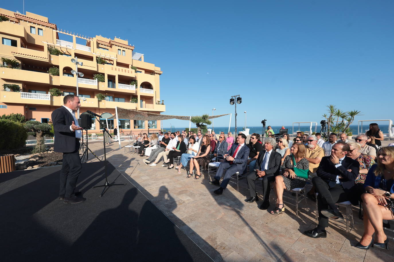 SUR in English celebrates international business