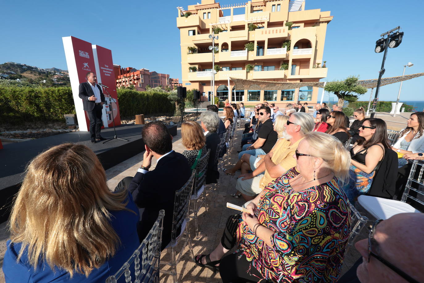 SUR in English celebrates international business